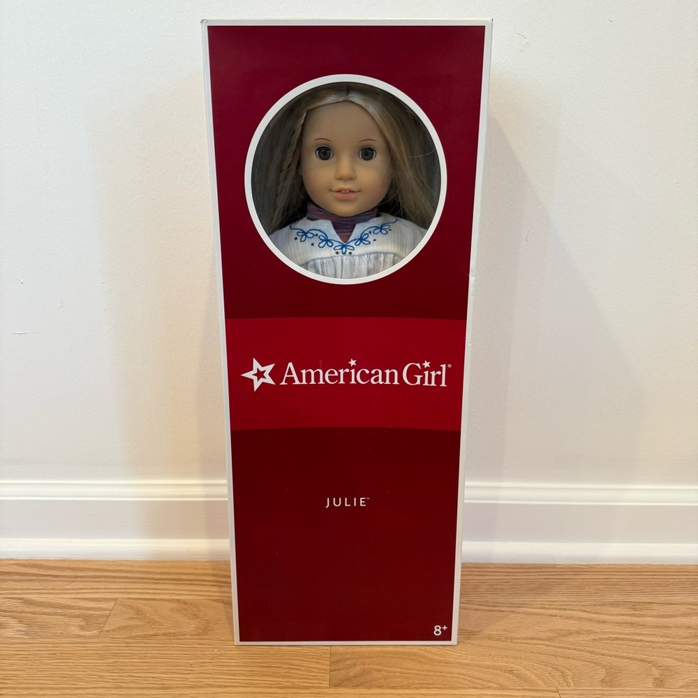 American Girl Doll - Julie + Christmas Outfit